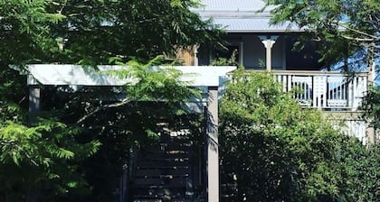 Coastal Queenslander- 2 minute walk to the beach!