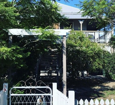 Coastal Queenslander- 2 minute walk to the beach!