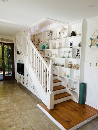 Coastal Queenslander- 2 minute walk to the beach!