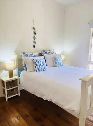 4 bedrooms, iron/ironing board, WiFi, bed sheets