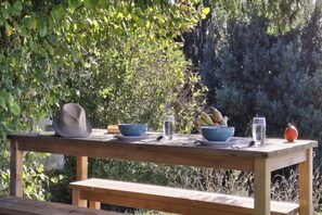 Outdoor dining - Rural Gîtes & Private Pool ★★★★ Countryside retreat for 2 or 4 adults (Poullignac)