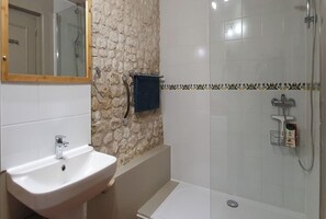 Regadera, amenidades de baño ecológicas, secadora de cabello, toallas 