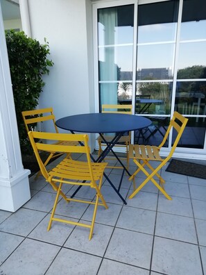 Outdoor dining - Appartement en Rez de Jardin Dans Résidence Avec Piscine (Arzon)