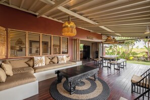Outdoor dining - Villa Danka 4 Bedrooms Rice Field View (Badung regency)