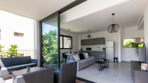 A modern apartment with a balcony, a dining area, a kitchen, and a living room. - Charming & Quiet 1 BR in Heart Tel Aviv SAFE ROOM (Tel Aviv-Yafo)