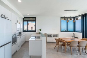 Een koelkast, een oven, een kookplaat, een koffiezetapparaat/waterkoker