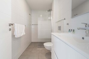 Douche, séchoir à cheveux, serviettes fournies, shampooing