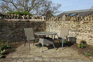 House, Multiple Beds | Outdoor dining - Remarkable 3-bed House in Easton-on-the-hill (Stamford)