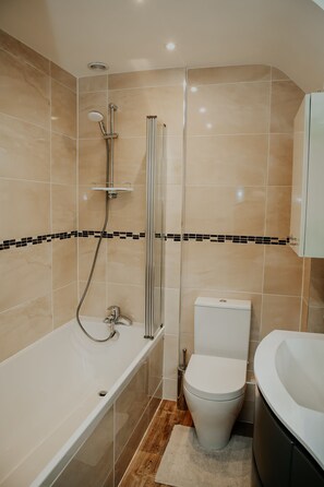 House, Multiple Beds | Bathroom | Combined shower/bathtub, deep-soaking bathtub, hair dryer, towels - Remarkable 3-bed House in Easton-on-the-hill (Stamford)