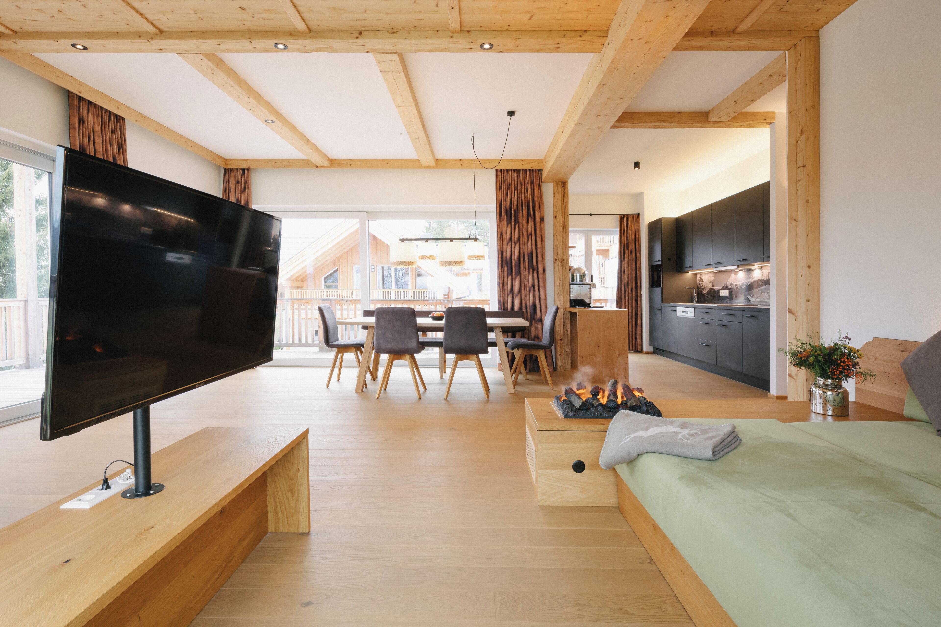 Huoneisto | Allergiatestatut vuodevaatteet, työpöytä