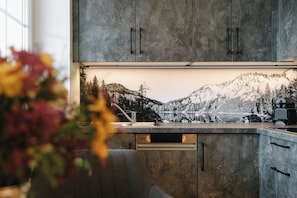 Refrigerador con freezer, microondas, placa de cocina, lavavajillas