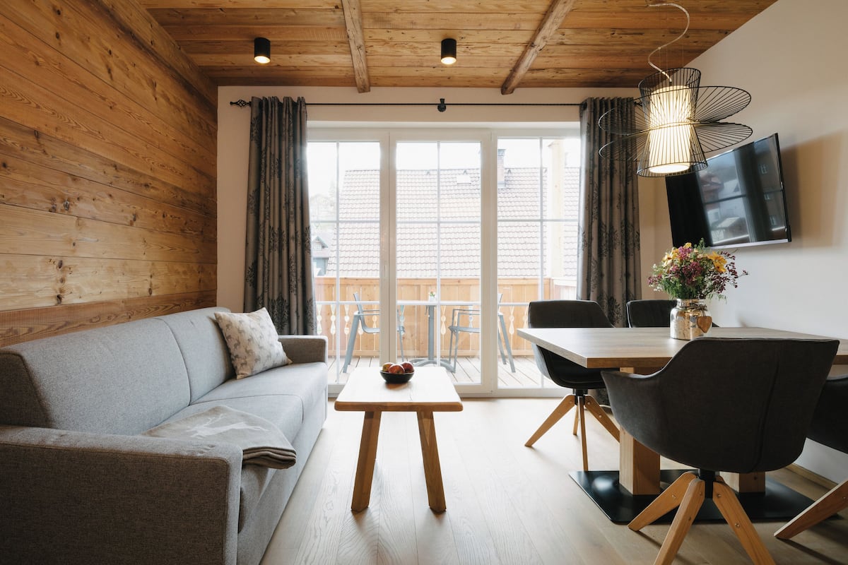 The most normal | Living area | 108-cm flat-screen TV with satellite channels, heated floors