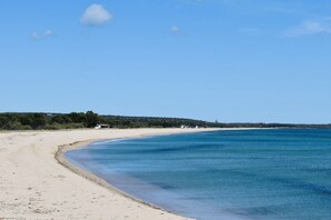 Aurinkotuoleja, rantapyyhkeitä