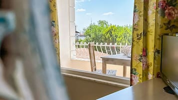 Standard-Dreibettzimmer, Balkon, Meerblick | Kostenloses WLAN, Bettwäsche