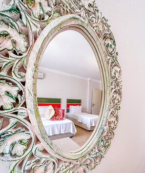 標準三人房, 陽台, 海景 | 免費無線上網、床單