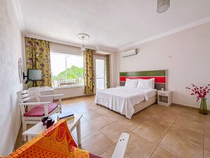 Standaard tweepersoonskamer, balkon, uitzicht op zee | Gratis wifi, beddengoed