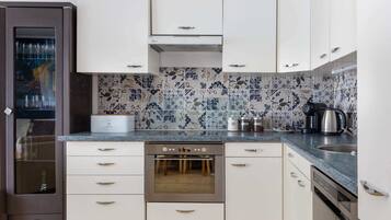 Fridge, oven, stovetop, dishwasher