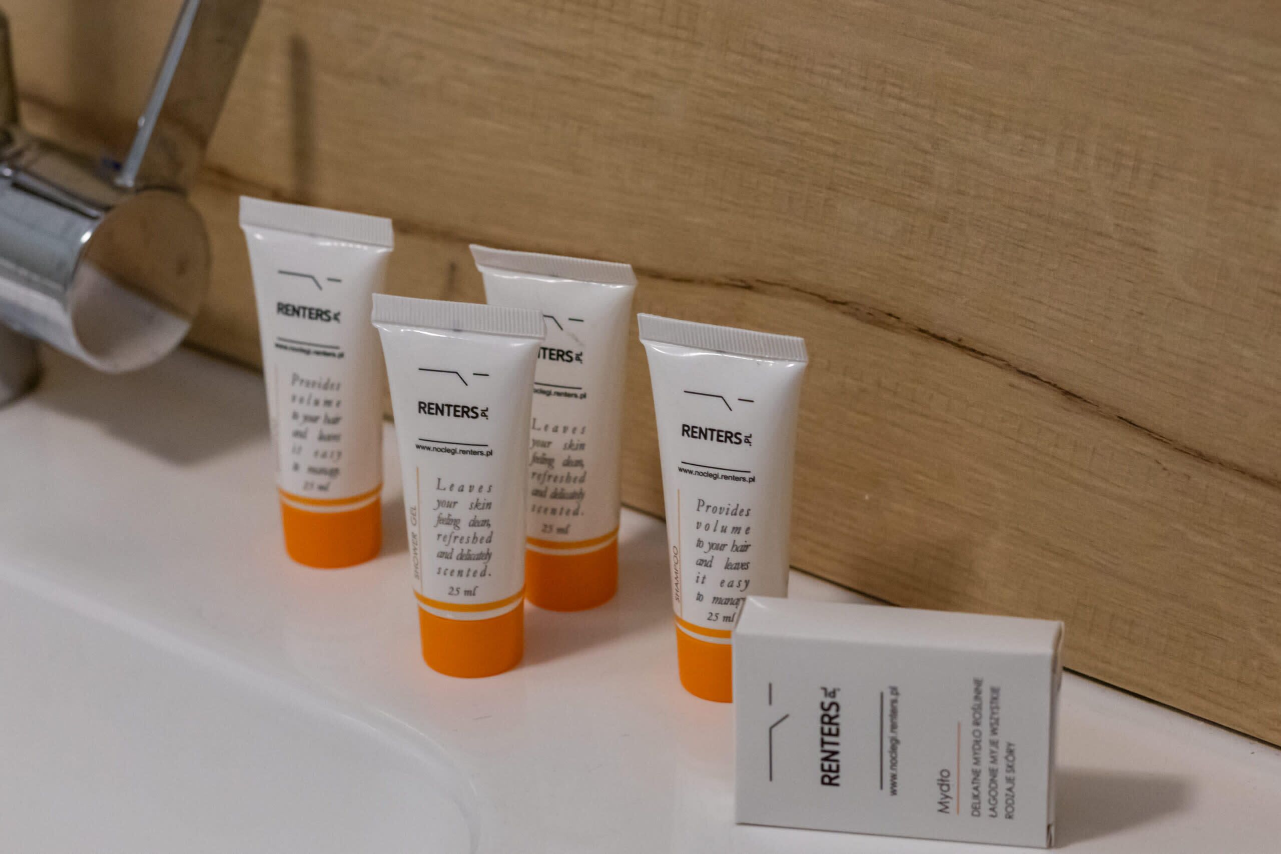 Vier tubes RENTERS® haarverzorgingsproduct en een doos op een witte ondergrond.