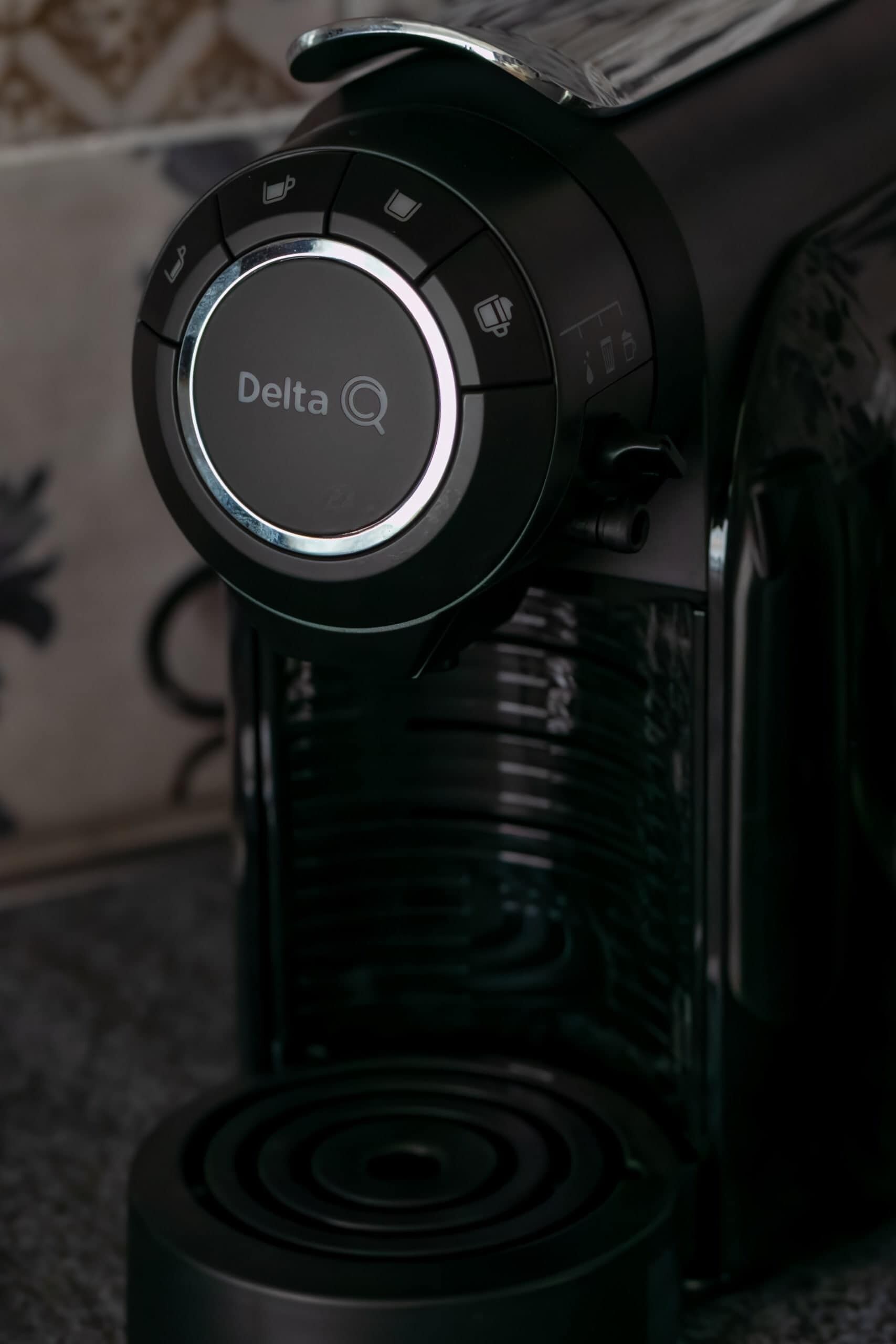 Un panneau de contrôle orné du logo « Delta » et d’une icône de recherche.