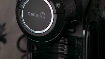 Un panneau de contrôle orné du logo « Delta » et d’une icône de recherche.