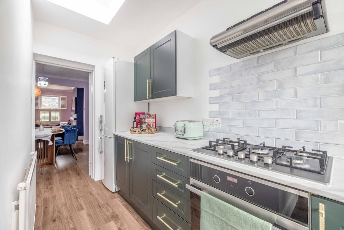 Een koelkast, een magnetron, een oven, een kookplaat