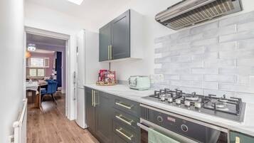 Refrigerador, microondas, horno, placa de cocina