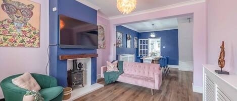 Fernseher, Bücher, Arbeitsbereiche