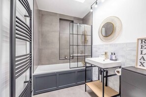 Douche, séchoir à cheveux, serviettes fournies