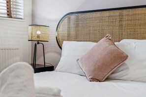 2 عدّة غرف نوم ومكواة/لوح كي وسرير سفر وواي فاي