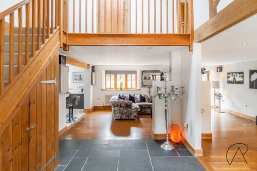 Modern 5 Bed Barn Conversion in Dorney By Tempstay