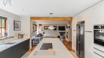 Refrigerador, microondas, horno y parrilla de estufa