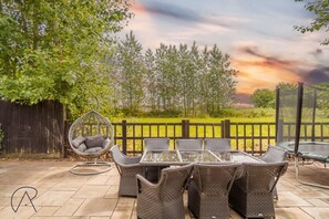 Outdoor dining - Modern 5 Bed Barn Conversion in Dorney By Tempstay (Windsor)