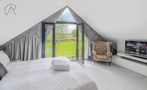 5 bedrooms, desk, iron/ironing board, WiFi