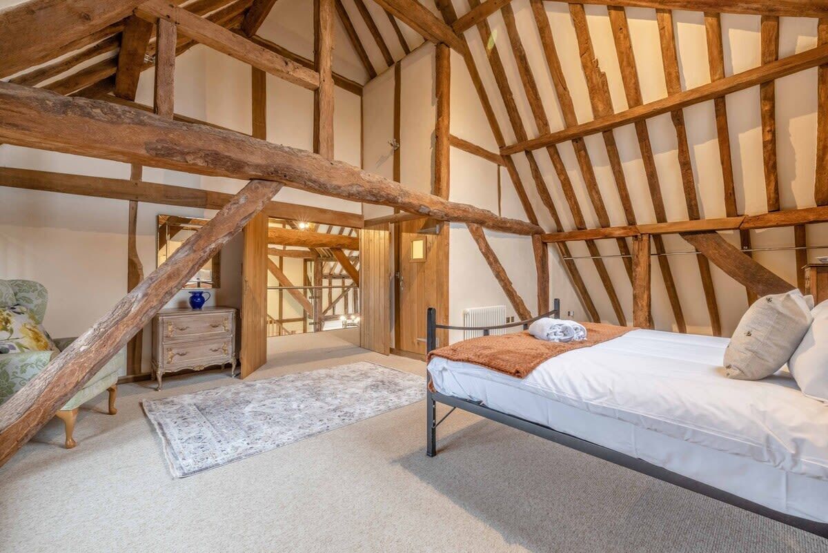 5 chambres, fer et planche à repasser, Wi-Fi, draps fournis