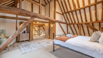 5 bedrooms, iron/ironing board, WiFi, bed sheets