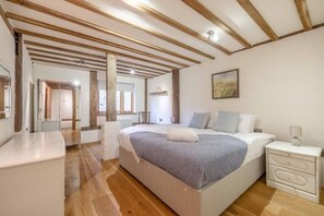 5 quartos, ferros/tábuas de passar roupa, Wi-Fi, roupa de cama