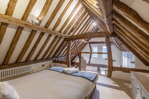 5 bedrooms, iron/ironing board, WiFi, bed sheets