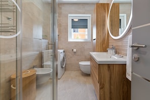 Dusche, Haartrockner, Handtücher