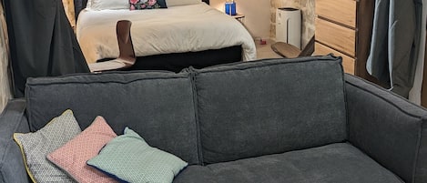 4 bedrooms, desk, iron/ironing board, travel crib