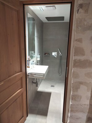Dusche, Haartrockner, Handtücher, Seife