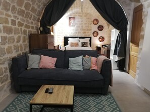 4 bedrooms, desk, iron/ironing board, travel cot