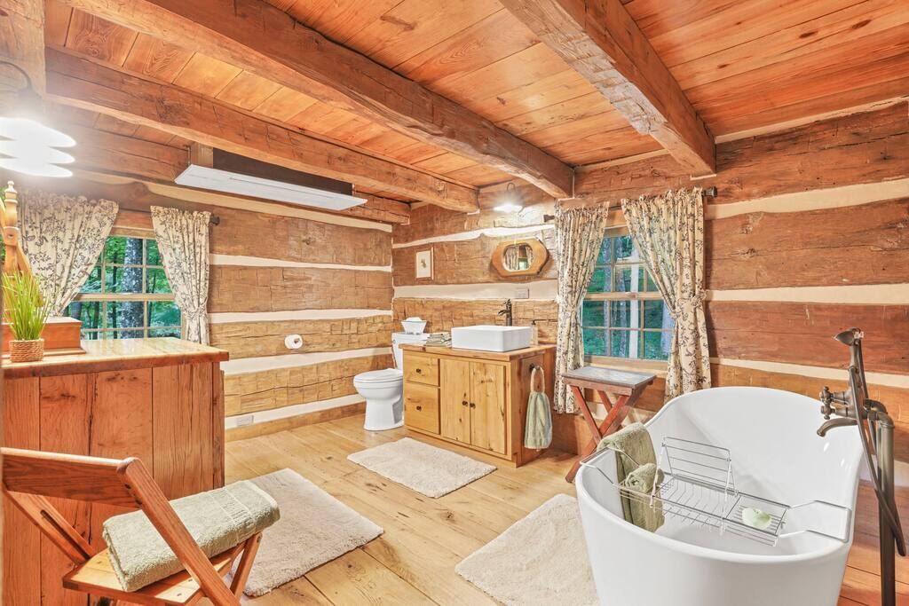 Badewanne, Haartrockner, Handtücher, Shampoo