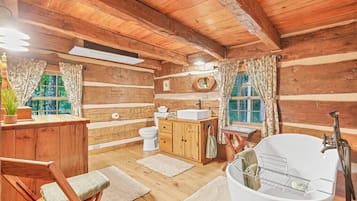 Badewanne, Haartrockner, Handtücher, Shampoo