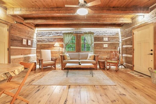Cabin on 16 Acres|Secret Door, Trails & Kids Loft
