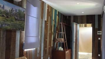 Kahden hengen comfort-huone | Ylelliset vuodevaatteet, pillowtop-patjalliset sängyt, minibaari