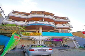 A multi-story building with a sign for 'Pasutri' and 'Bojong Soang Medika'. - Hotel O 139 Guest House (Bojongsoang)