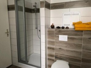 Bruser, hårtørrer, håndklæder, Sæbe