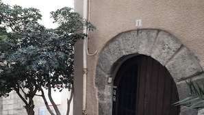 A stone staircase leading to a building with a wooden door marked "LOCATIONS T2 ou T6". - Apartment + terrace T6 exceptional view/location, waterfront (Collioure)