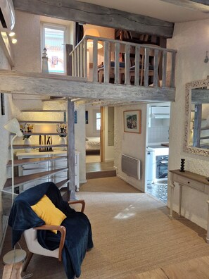 5 slaapkamers, een strijkplank/strijkijzer, reisbedje, wifi