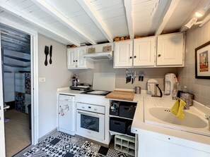 Fridge, microwave, oven, stovetop - Apartment + terrace T6 exceptional view/location, waterfront (Collioure)